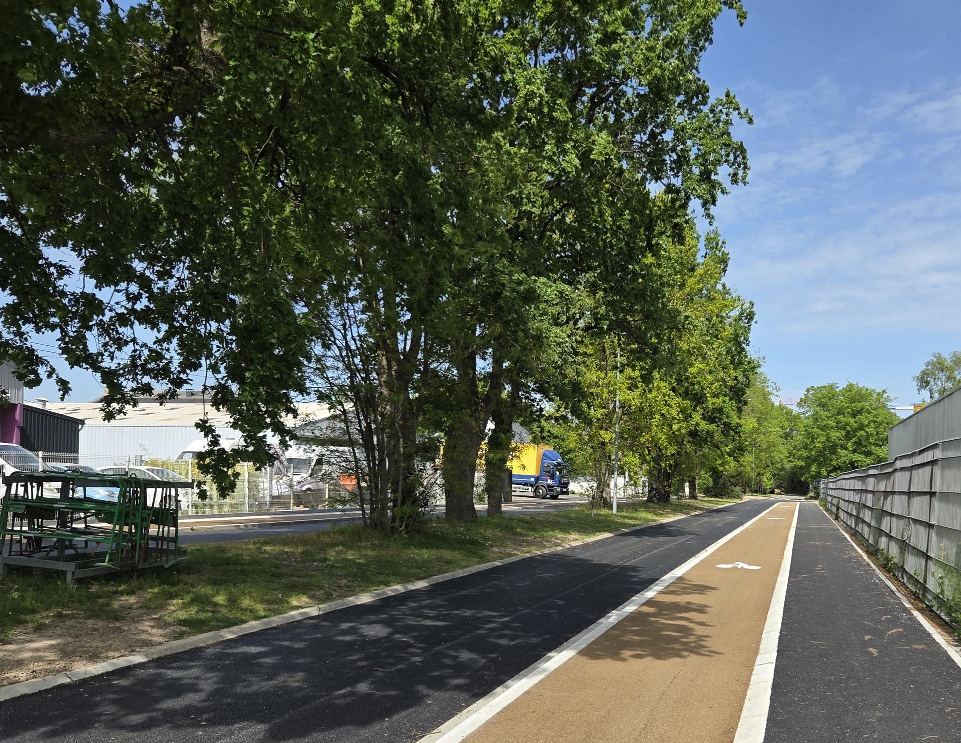 La piste cyclable bidirectionnelle sous les arbres existants