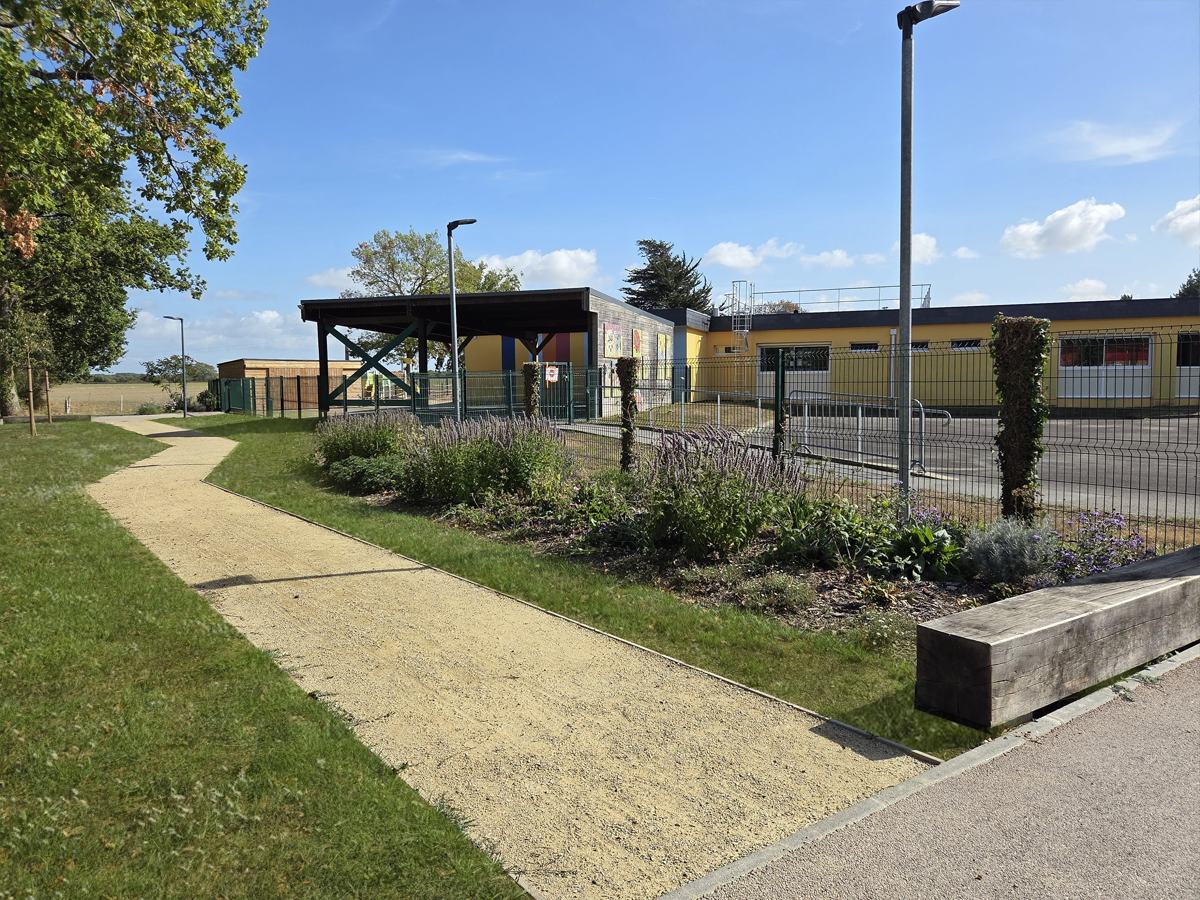 Le cheminement le long de l’école