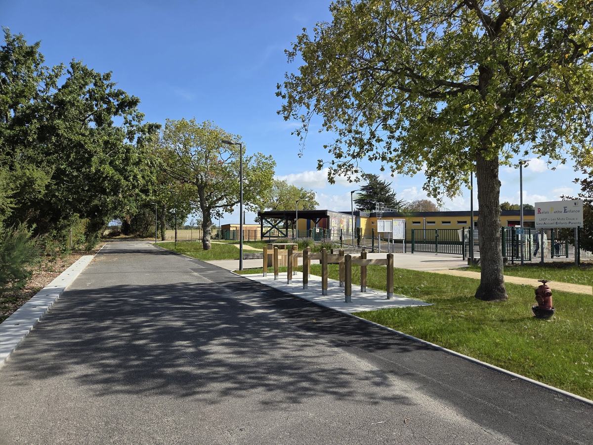 La rue et les abords de l’école