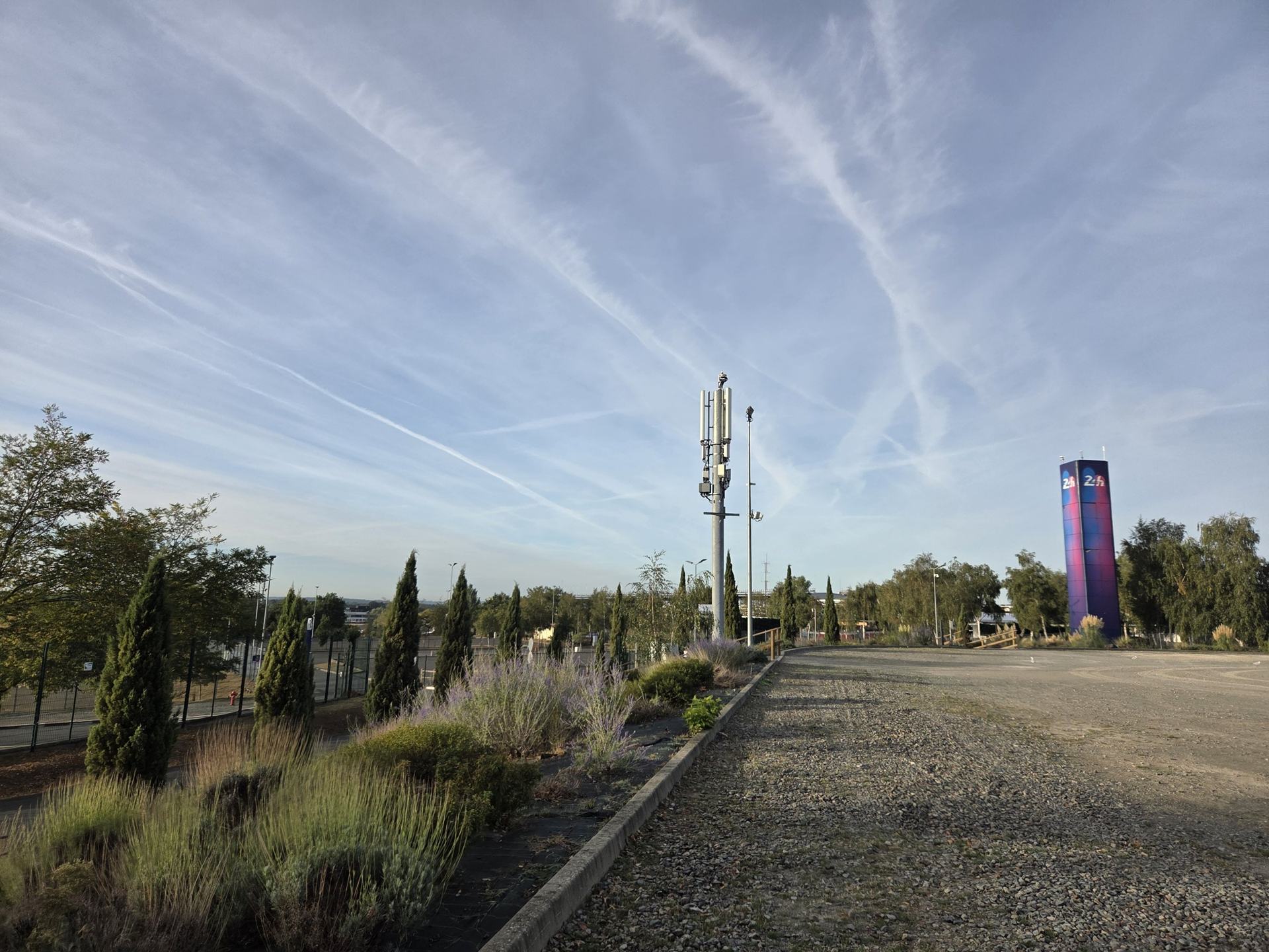 Le village d’accueil aujourd’hui : stationnements et massifs plantés