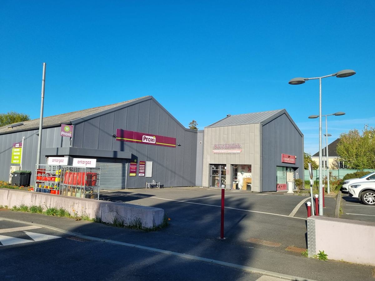 Vue du parvis du supermarché avant