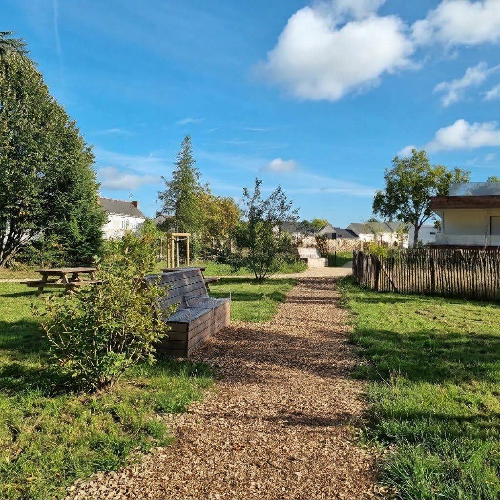 Espace de détente et cheminement en copeaux